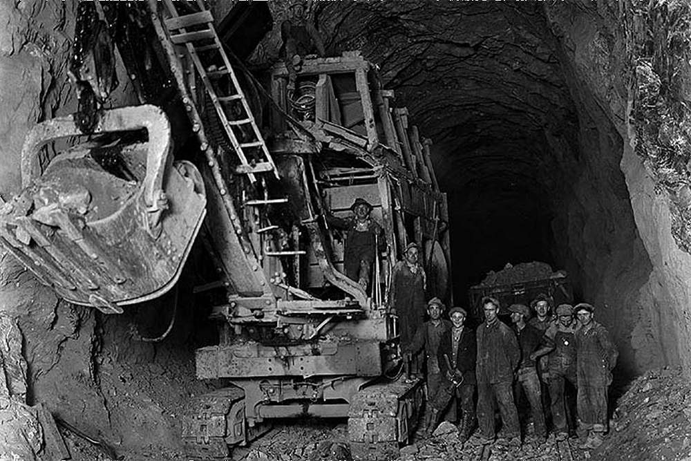Shovel inside tunnel at Berne, November 20, 1927